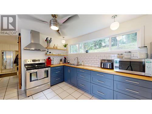 6263 Mulligan Drive, 100 Mile House, BC - Indoor Photo Showing Kitchen With Double Sink