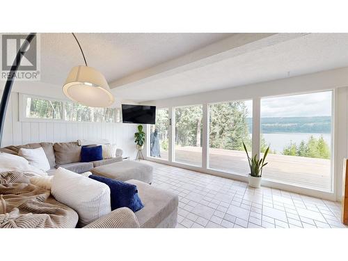 6263 Mulligan Drive, 100 Mile House, BC - Indoor Photo Showing Living Room