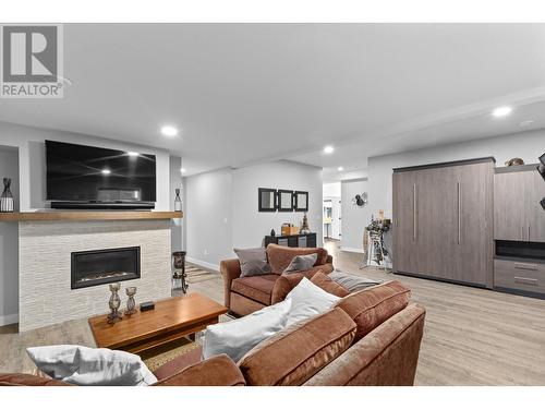 7760 Okanagan Landing Road Unit# 125, Vernon, BC - Indoor Photo Showing Living Room With Fireplace