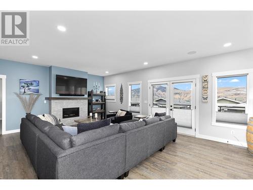 7760 Okanagan Landing Road Unit# 125, Vernon, BC - Indoor Photo Showing Living Room With Fireplace