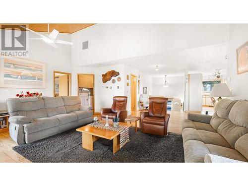 1089 Scenic  Place, Windermere, BC - Indoor Photo Showing Living Room