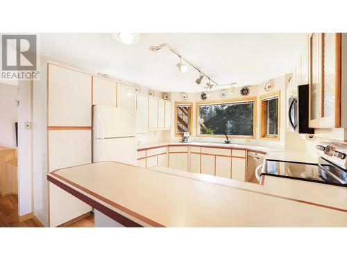 1089 Scenic  Place, Windermere, BC - Indoor Photo Showing Kitchen