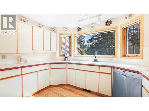 1089 Scenic  Place, Windermere, BC - Indoor Photo Showing Kitchen