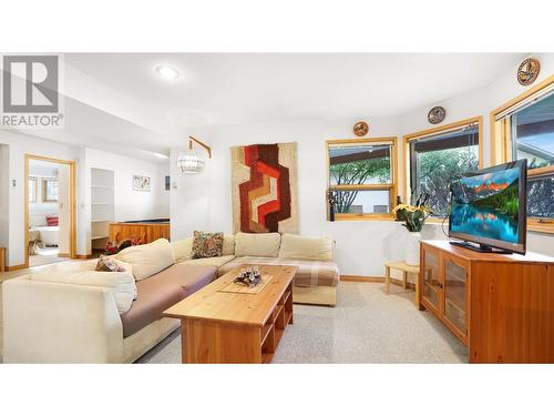 1089 Scenic  Place, Windermere, BC - Indoor Photo Showing Living Room