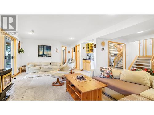 1089 Scenic  Place, Windermere, BC - Indoor Photo Showing Living Room