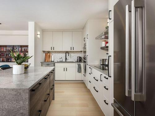 Kitchen - 904-6980 Ch. De La Côte-St-Luc, Montréal (Côte-Des-Neiges/Notre-Dame-De-Grâce), QC - Indoor Photo Showing Kitchen With Upgraded Kitchen