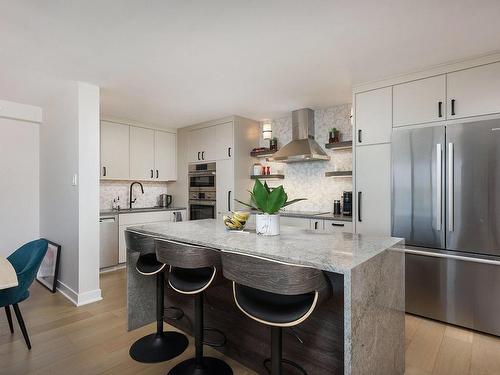 Kitchen - 904-6980 Ch. De La Côte-St-Luc, Montréal (Côte-Des-Neiges/Notre-Dame-De-Grâce), QC - Indoor Photo Showing Kitchen With Upgraded Kitchen