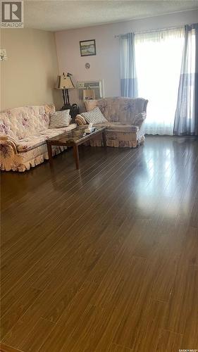 405 522 X Avenue S, Saskatoon, SK - Indoor Photo Showing Living Room