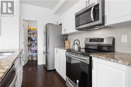 kitchen - 44 Rookie Crescent, Ottawa, ON - Indoor Photo Showing Kitchen With Upgraded Kitchen