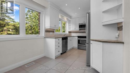 1199 Willowbrook Drive, Oakville (Bronte East), ON - Indoor Photo Showing Kitchen With Upgraded Kitchen