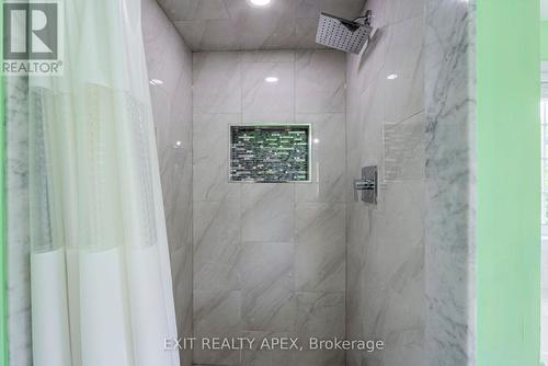 16 Susan Avenue, Brampton (Bram West), ON - Indoor Photo Showing Bathroom