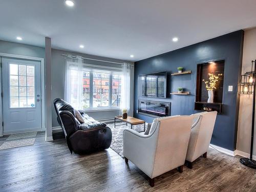 Salon - 596 Rue Étienne-Lavoie, Laval (Sainte-Dorothée), QC - Indoor Photo Showing Living Room