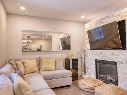 Living room - 2375  - 2377 Rue Louis-Veuillot, Montréal (Mercier/Hochelaga-Maisonneuve), QC - Indoor Photo Showing Living Room With Fireplace