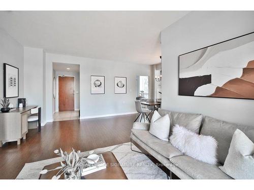 309-1750 Bayview Ave, Toronto, ON - Indoor Photo Showing Living Room