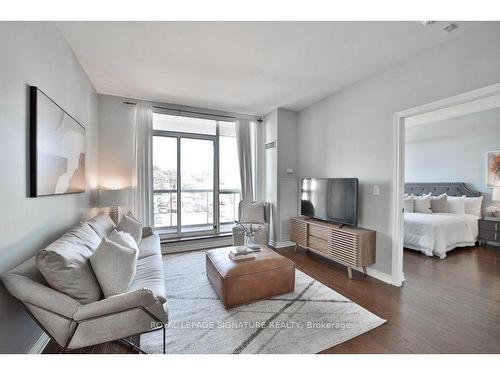 309-1750 Bayview Ave, Toronto, ON - Indoor Photo Showing Living Room