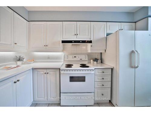 309-1750 Bayview Ave, Toronto, ON - Indoor Photo Showing Kitchen