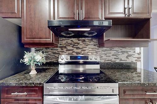 703-90 Ling Rd, Toronto, ON - Indoor Photo Showing Kitchen