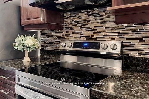 703-90 Ling Rd, Toronto, ON - Indoor Photo Showing Kitchen