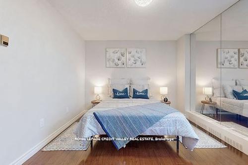 703-90 Ling Rd, Toronto, ON - Indoor Photo Showing Bedroom