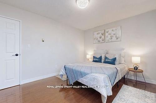 703-90 Ling Rd, Toronto, ON - Indoor Photo Showing Bedroom