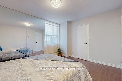 703-90 Ling Rd, Toronto, ON - Indoor Photo Showing Bedroom