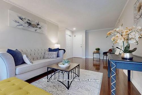 703-90 Ling Rd, Toronto, ON - Indoor Photo Showing Living Room