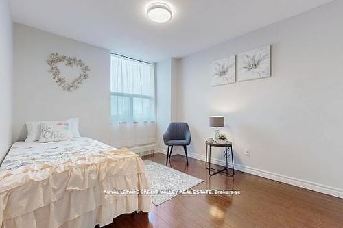 703-90 Ling Rd, Toronto, ON - Indoor Photo Showing Bedroom