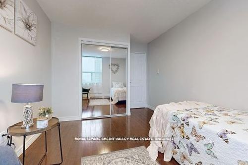 703-90 Ling Rd, Toronto, ON - Indoor Photo Showing Bedroom