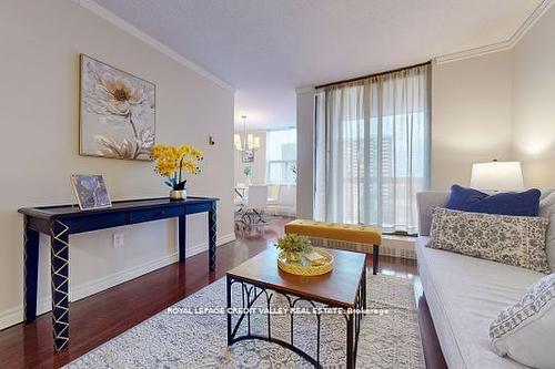 703-90 Ling Rd, Toronto, ON - Indoor Photo Showing Living Room