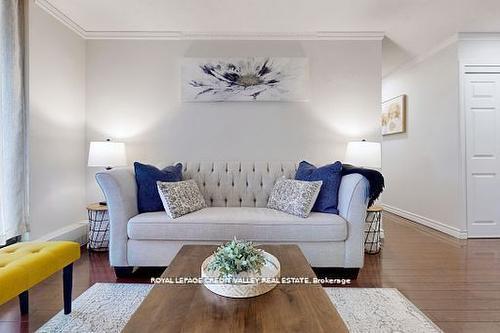 703-90 Ling Rd, Toronto, ON - Indoor Photo Showing Living Room