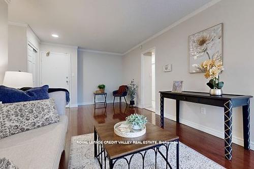 703-90 Ling Rd, Toronto, ON - Indoor Photo Showing Living Room