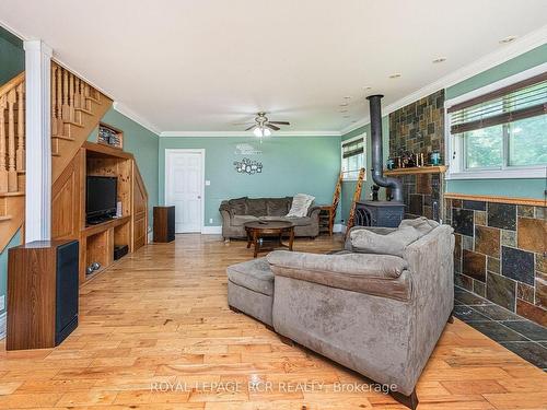 5622 Sixth Line, Erin, ON - Indoor Photo Showing Living Room