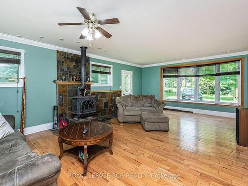 5622 Sixth Line, Erin, ON - Indoor Photo Showing Living Room