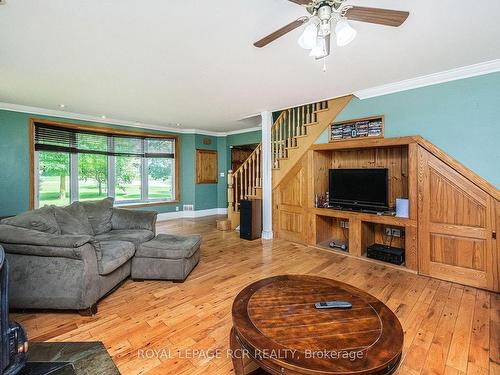 5622 Sixth Line, Erin, ON - Indoor Photo Showing Living Room