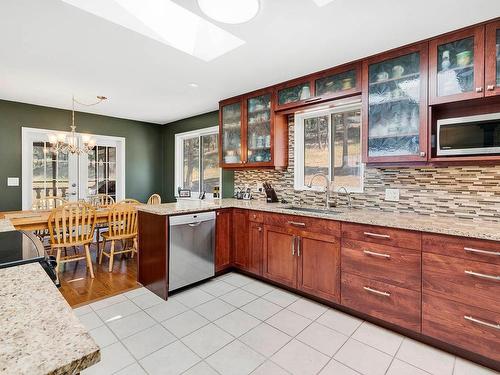 1519 Heffley Louis Cr Rd, Kamloops, BC - Indoor Photo Showing Kitchen