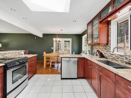 1519 Heffley Louis Cr Rd, Kamloops, BC - Indoor Photo Showing Kitchen With Double Sink