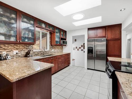 1519 Heffley Louis Cr Rd, Kamloops, BC - Indoor Photo Showing Kitchen With Double Sink