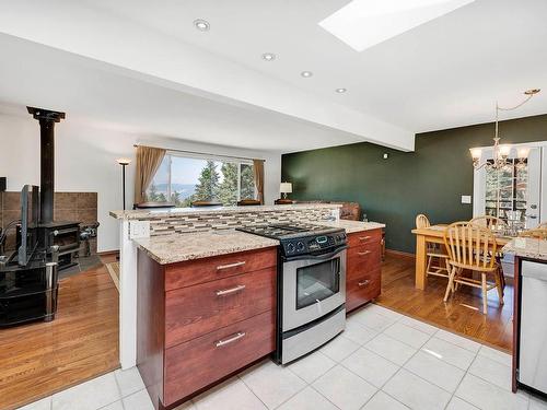 1519 Heffley Louis Cr Rd, Kamloops, BC - Indoor Photo Showing Kitchen