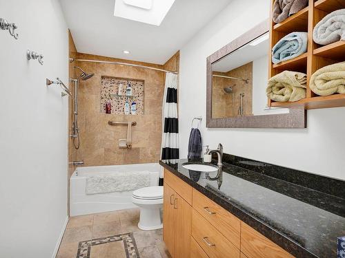 1519 Heffley Louis Cr Rd, Kamloops, BC - Indoor Photo Showing Bathroom