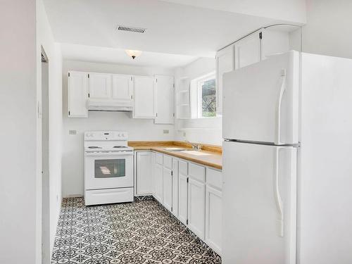 1519 Heffley Louis Cr Rd, Kamloops, BC - Indoor Photo Showing Kitchen With Double Sink