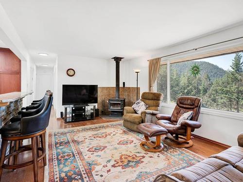 1519 Heffley Louis Cr Rd, Kamloops, BC - Indoor Photo Showing Living Room With Fireplace