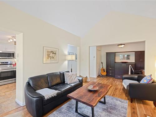 308-5625 Edgewater Lane, Nanaimo, BC - Indoor Photo Showing Living Room