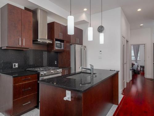 303-10 Chapel St, Nanaimo, BC - Indoor Photo Showing Kitchen With Upgraded Kitchen