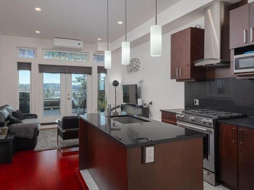 303-10 Chapel St, Nanaimo, BC - Indoor Photo Showing Kitchen With Upgraded Kitchen