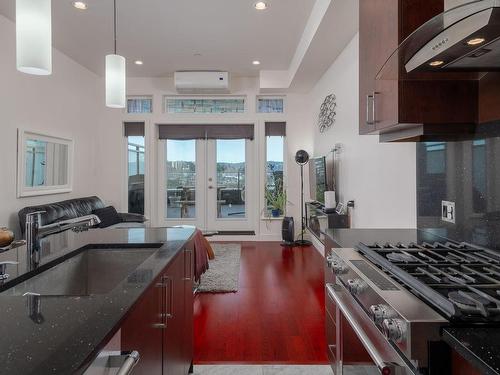 303-10 Chapel St, Nanaimo, BC - Indoor Photo Showing Kitchen With Upgraded Kitchen