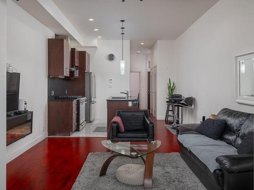 303-10 Chapel St, Nanaimo, BC - Indoor Photo Showing Living Room