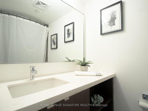 505-155 Yorkville Ave, Toronto, ON - Indoor Photo Showing Bathroom