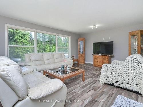 6988 County Rd 21, Essa, ON - Indoor Photo Showing Living Room