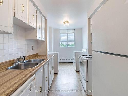 823-1625 Bloor St E, Mississauga, ON - Indoor Photo Showing Kitchen With Double Sink