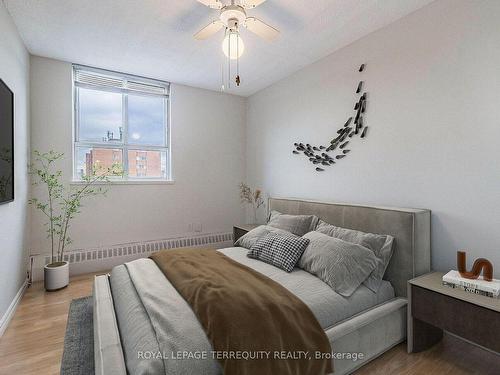 823-1625 Bloor St E, Mississauga, ON - Indoor Photo Showing Bedroom